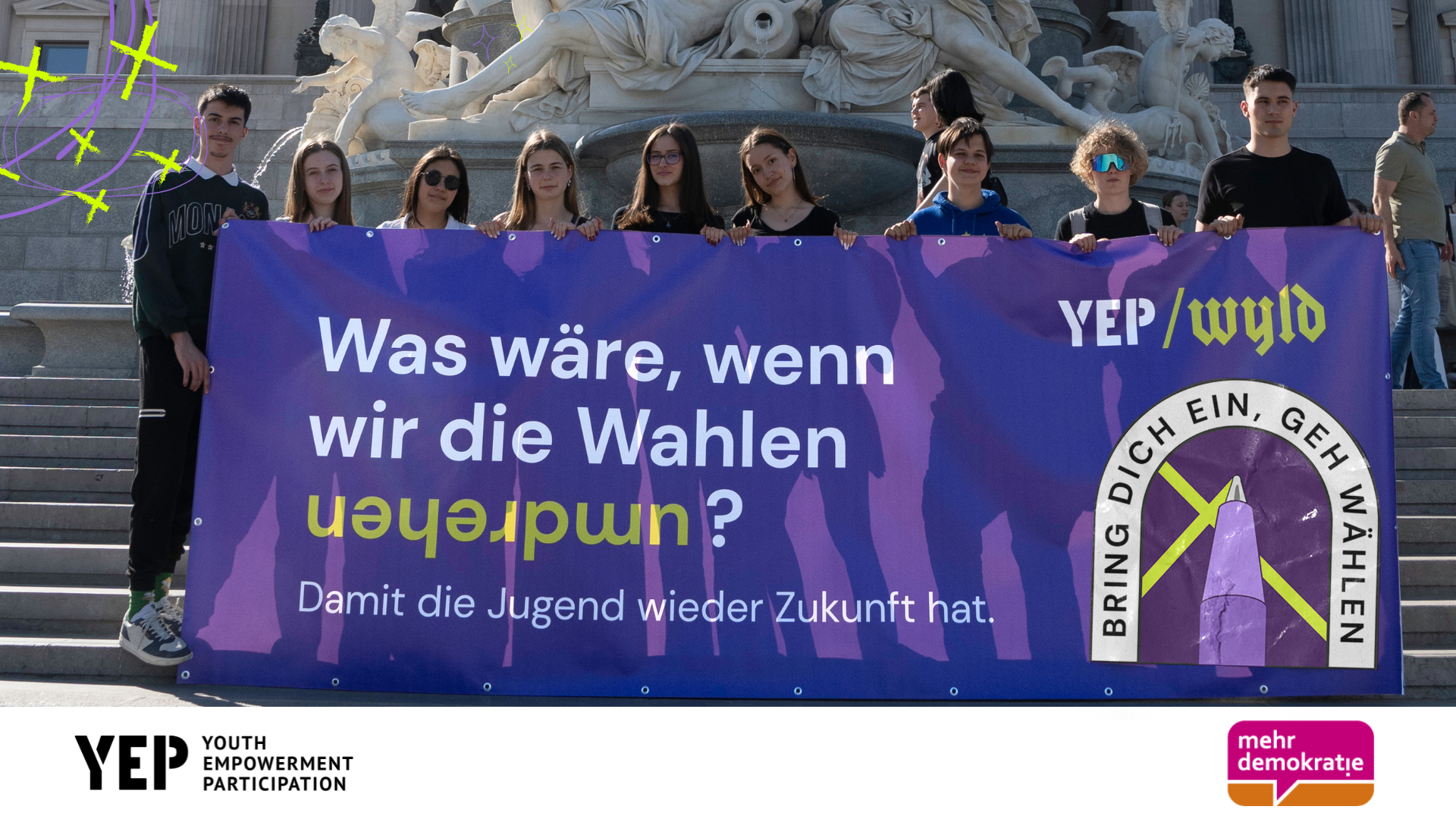 Jugendliche halten einen Banner vorm Wiener Parlament. Der Banner kündigt an, dass die Wahlen umgedreht werden.